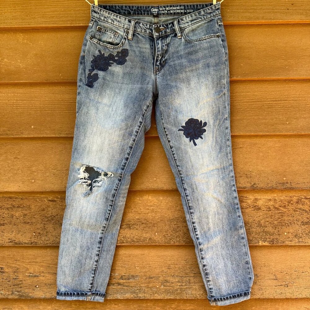GAP Sexy Boyfriend Fit Embroidered Flowers Blue Jeans Size 6/28